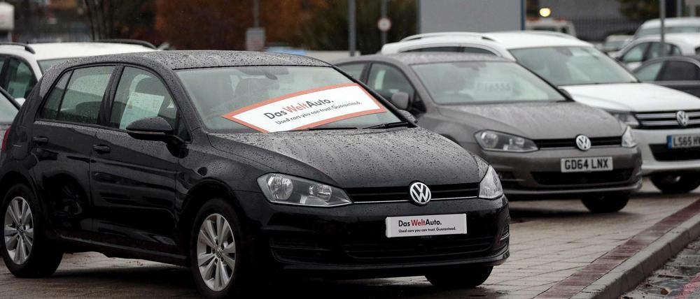Parkplatz eines Volkswagen-Händlers