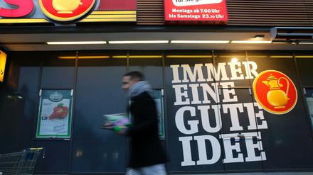 Falls sich Edeka an die Vorgaben von Bundeswirtschaftsminister Sigmar Gabriel hält, darf der Marktführer die 450 Filialen des Konkurrenten übernehmen und kann so noch mächtiger werden.