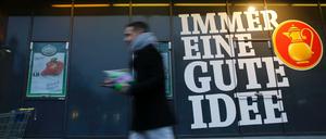 Falls sich Edeka an die Vorgaben von Bundeswirtschaftsminister Sigmar Gabriel hält, darf der Marktführer die 450 Filialen des Konkurrenten übernehmen und kann so noch mächtiger werden.