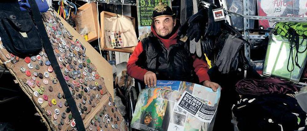 Hält die Stellung. Hans-Georg Lindenau betreibt in Kreuzberg seit 30 Jahren den linken Szeneladen M99. Nun soll er sein Geschäft räumen.