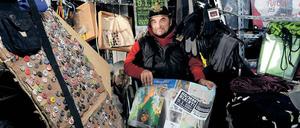 Hält die Stellung. Hans-Georg Lindenau betreibt in Kreuzberg seit 30 Jahren den linken Szeneladen M99. Nun soll er sein Geschäft räumen. 