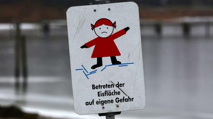Lieber nicht. Die Eisdecke auf den Gewässern ist längst nicht dick genug, um Menschen zu tragen.