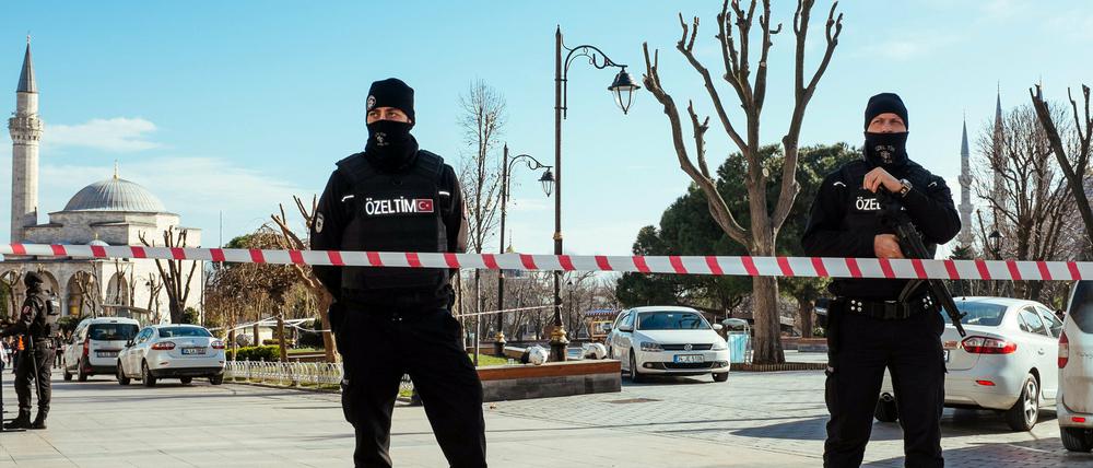 Polizisten sichern den Ort des Anschlags in Istanbul.