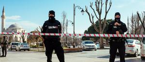 Polizisten sichern den Ort des Anschlags in Istanbul.