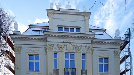 Prächtiger als erlaubt: Die denkmalgeschützte Grunewalder Villa wurde mit zusätzlichen Skulpturen verziert. 