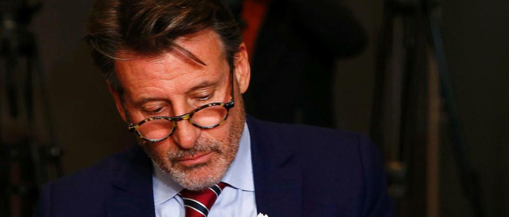 Sebastian Coe durchforstet den Bericht.
