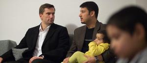 SPD-Landeschef Martin Dulig, stellvertretender Ministerpräsident im Freistaat, Mitte Dezember in Meßen im Gespräch mit dem afghanischen Flüchtling Ahmad Seyar Rasully und dessen Söhnen Ahmad Mubashir (1 Jahr) und Ahmad Mazamil (5 Jahre). Im Sommer diesen Jahres wurde auf die damals noch leerstehende Flüchtlingsunterkunft ein Brandanschlag verübt.