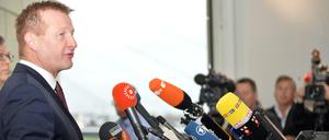Der nordrhein-westfälische Innenminister Ralf Jäger (SPD) gibt in Düsseldorf (Nordrhein-Westfalen) nach der Ausschusssitzung ein Statement zu den Übergriffen in Köln ab. 