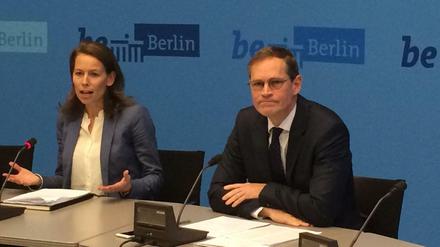 Los geht's. Rechts der Regierende Michael Müller, links seine Sprecherin Daniela Augenstein. 