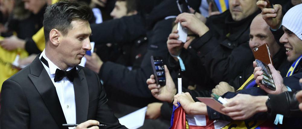 Immer begehrt. Lionel Messi schreibt vor der Weltfußballerwahl in Zürich fleißig Autogramme. Später gewann er die individuelle Auszeichnung zum fünften Mal.