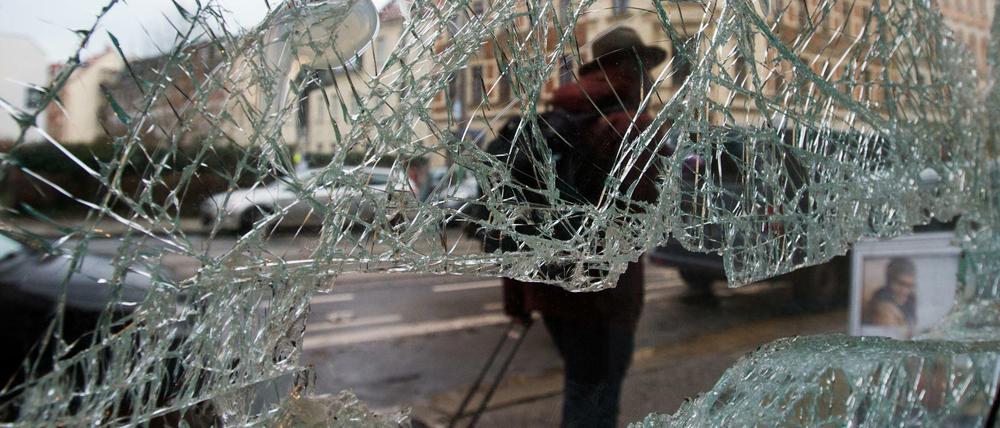 Im Leipziger Stadtteil Connewitz hinterließen rund 250 Rechtsextemisten am Jahrestag von "Legida" eine Spur der Verwüstung. 