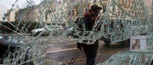 Im Leipziger Stadtteil Connewitz hinterließen rund 250 Rechtsextemisten am Jahrestag von "Legida" eine Spur der Verwüstung.