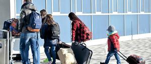 Eine abgelehnte Asylbewerberfamilie auf dem Weg zurück nach Kosovo.