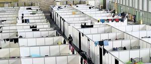 Bett an Bett. In den Hangars des Flughafens haben die Flüchtlinge kaum Privatsphäre. Insgesamt sollen auf dem Gelände 7000 Menschen untergebracht werden.