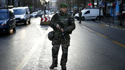 Bewaffnete Polizisten im Norden von Paris. Vor einem Polizeirevier haben Beamte einen Mann erschossen, der in das Gebäude eindringen wollte.