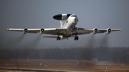 Ein Aufklärungsflugzeug vom Typ Awacs der Nato-Frühwarnflotte startet in Geilenkirchen (Nordrhein-Westfalen) auf dem Nato-Luftwaffenstützpunkt.