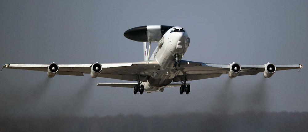 Ein Aufklärungsflugzeug vom Typ Awacs der Nato-Frühwarnflotte startet in Geilenkirchen (Nordrhein-Westfalen) auf dem Nato-Luftwaffenstützpunkt.