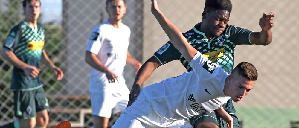 Schwerer Fall? Merkwürdige Entscheidungen gab es beim Testspiel von Wehen Wiesbaden in der Türkei.