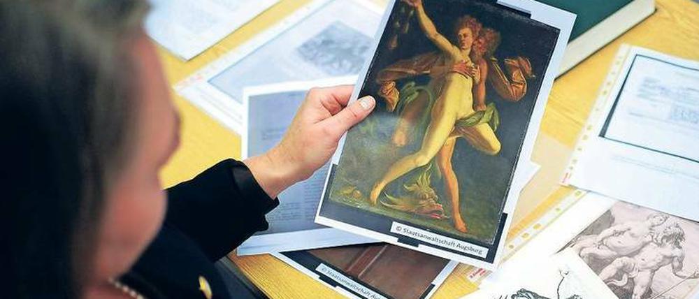 Herkunftssuche. Die wissenschaftliche Koordinatorin Andrea Baresel-Brand sieht sich in den Räumen des Taskforce-Büros Kopien einer Renaissance-Tafel an. 