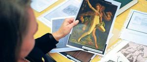 Herkunftssuche. Die wissenschaftliche Koordinatorin Andrea Baresel-Brand sieht sich in den Räumen des Taskforce-Büros Kopien einer Renaissance-Tafel an. 