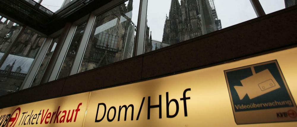 Der Dom ist aus dem Kölner Hauptbahnhof zu sehen. In Köln waren am Silvesterabend nach Polizeiangaben auf dem Platz vor dem Hauptbahnhof zahlreiche Frauen im Getümmel sexuell bedrängt und bestohlen worden.