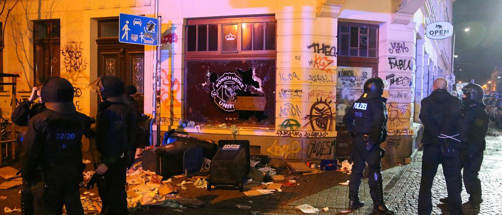 Rund 250 vermummte Hooligans haben Leipziger Stadtteil Connewitz randaliert.