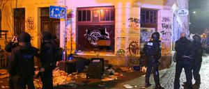 Rund 250 vermummte Hooligans haben Leipziger Stadtteil Connewitz randaliert.