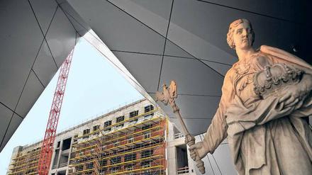 Preußens Gloria. Blick auf die Schlossbaustelle von der Humboldtbox mit der Rekonstruktion der von Andreas Schlüter geschaffenen „Borussia“.