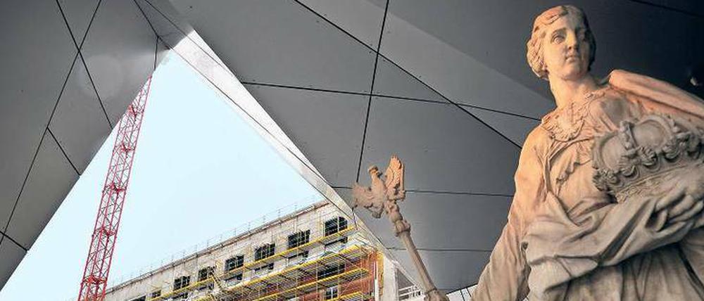Preußens Gloria. Blick auf die Schlossbaustelle von der Humboldtbox mit der Rekonstruktion der von Andreas Schlüter geschaffenen „Borussia“.