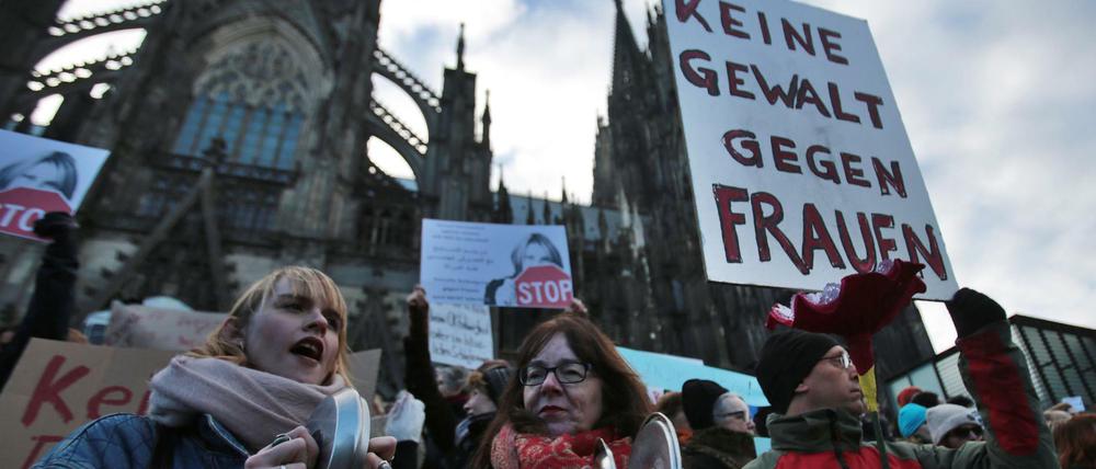 Frauen und Männer protestieren nach den sexuellen Übergriffen in der Silvesternacht am Samstag in Köln vor dem Dom gegen Rassismus und Sexismus.