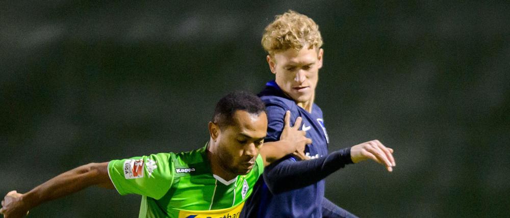 Johannes van den Bergh (re.) im Zweikampf mit dem ehemaligen Hertha-Spieler Raffael. 