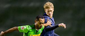 Johannes van den Bergh (re.) im Zweikampf mit dem ehemaligen Hertha-Spieler Raffael. 