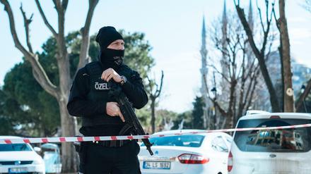Ein türkischer Polizist sperrt den Platz ab, auf dem sich am Dienstagmorgen ein Selbstmordattentäter in die Luft sprengte. 