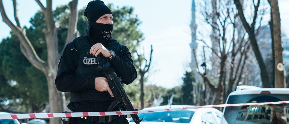 Ein türkischer Polizist sperrt den Platz ab, auf dem sich am Dienstagmorgen ein Selbstmordattentäter in die Luft sprengte.