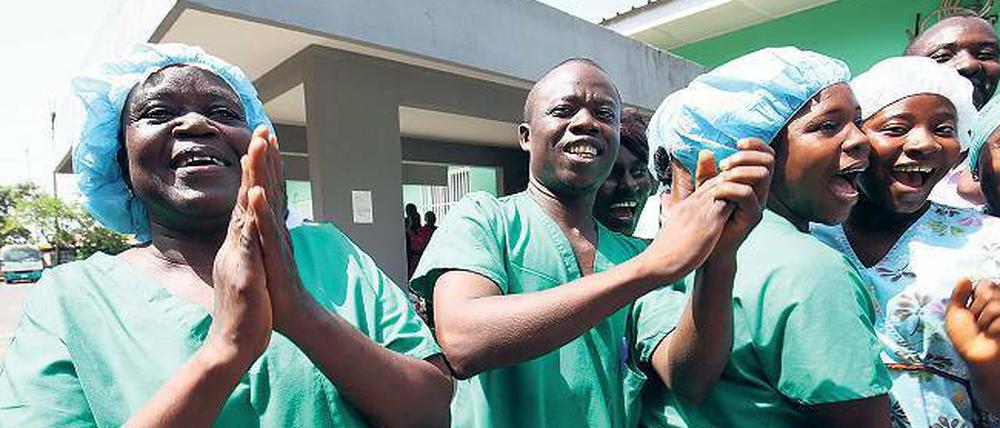 Krankenschwestern feiern das Ende der Ebola-Epidemie 