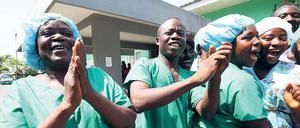 Krankenschwestern feiern das Ende der Ebola-Epidemie 