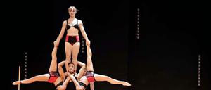 Menschenmuster. Eine Szene aus der Show "Wunderkammer" der australischen Kompanie Circa.