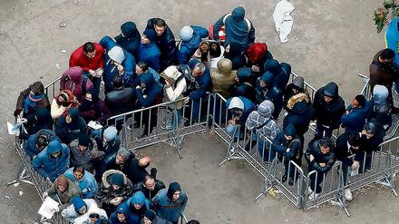 Flüchtlinge warten vor dem Lageso