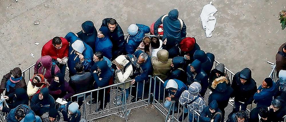 Flüchtlinge warten vor dem Lageso