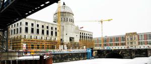 Noch tummeln sich hier die Bauarbeiter - und bald die Berlin-Besucher? Das Stadtschloss, das das Humboldt-Forum beherbergen wird.