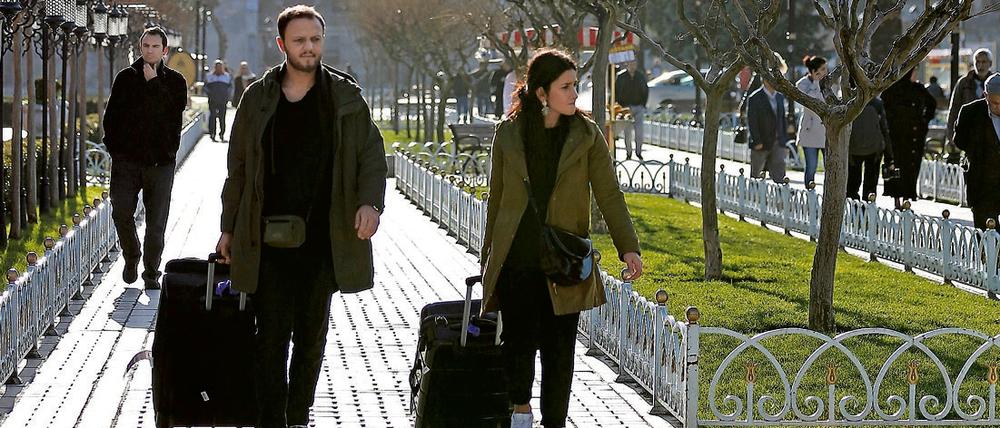 Touristen sollen vorerst Menschenansammlungen auf öffentlichen Plätzen in der Türkei meiden, rät das Auswärtige Amt.