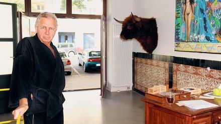 Berliner Atelier. Jimmie Durham in Schöneberg mit Büffelkopf an der Wand. Einst war hier eine Metzgerei. 