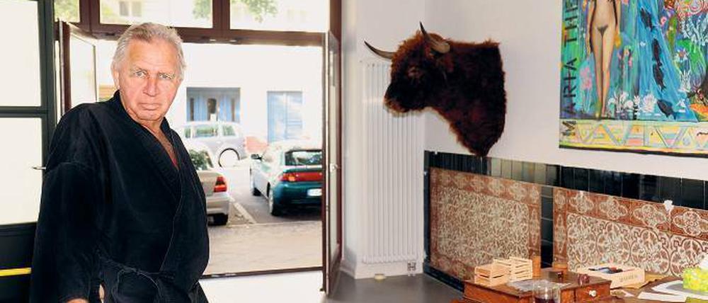 Berliner Atelier. Jimmie Durham in Schöneberg mit Büffelkopf an der Wand. Einst war hier eine Metzgerei. 