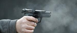 Eine Schreckschusspistole wird abgefeuert. 