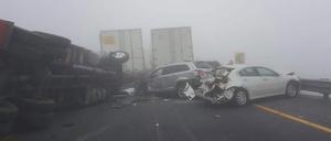 Bei dem Massenunfall in Mexiko kamen mindestens 21 Menschen ums Leben, ein Bus rutschte von einer Brücke in den Fluss. 