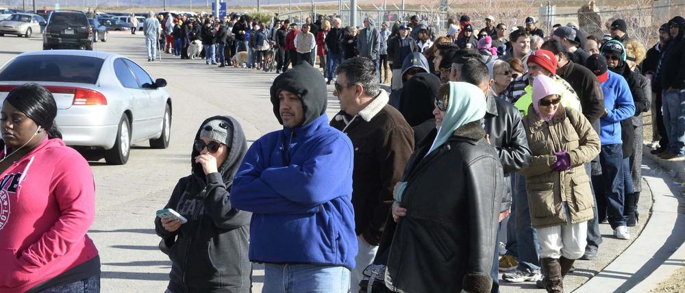 Hunderte Menschen stehen Schlange für ein Lotto-Ticket in San Bernardino, Kalifornien, am Samstag. Es gibt 1.3 Milliarden Dollar zu gewinnen.