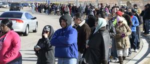 Hunderte Menschen stehen Schlange für ein Lotto-Ticket in San Bernardino, Kalifornien, am Samstag. Es gibt 1.3 Milliarden Dollar zu gewinnen. 