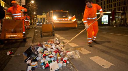 Sauber! BSR-Mitarbeiter beim Großreinemachen Unter den Linden zum Jahresbeginn 2014.