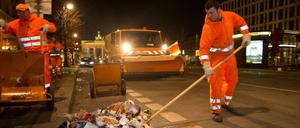 Sauber! BSR-Mitarbeiter beim Großreinemachen Unter den Linden zum Jahresbeginn 2014.