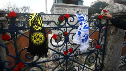 Istanbuler Bürger und Touristen gedenken am Ort des Attentates mit Blumen und Fußballschals der deutschen Opfer. 